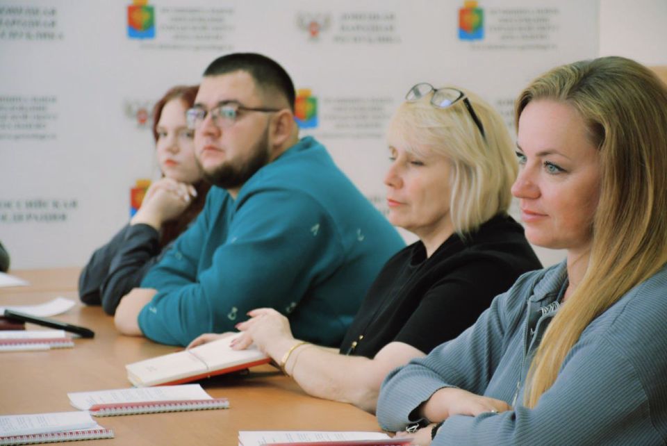 Актив Совета женщин города Дебальцево совместно с депутатом городского совета Натальей Сиренко 7 октября 2025 года принял участие в заседании Муниципального координационного совета городского округа Дебальцево, посвящённого... Актив Совета женщин города Дебальцево совместно с депутатом городского совета Натальей Сиренко 7 октября 2025 года принял участие в заседании Муниципального координационного совета городского округа Дебальцево, посвящённого...