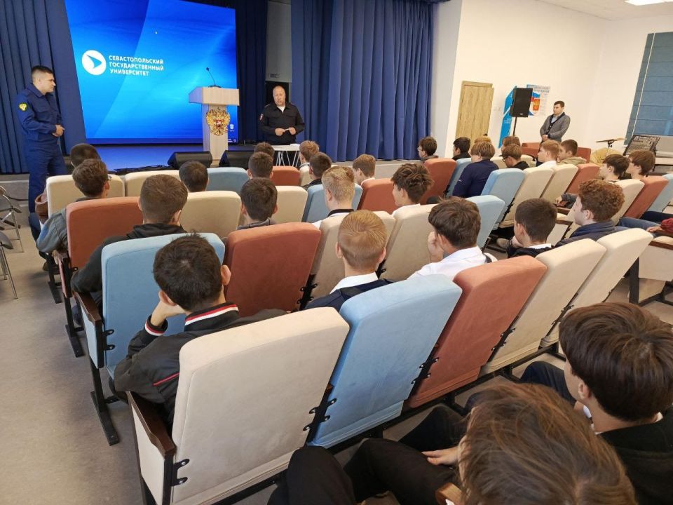 Сотрудники транспортной полиции Мариуполя провели профилактические беседы со студентами Сотрудники транспортной полиции Мариуполя провели профилактические беседы со студентами