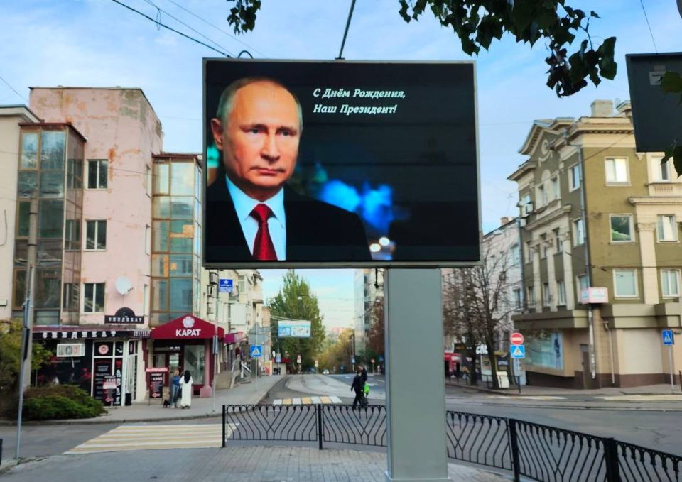 В Донецке в день рождения Владимира Путина на электронных билбордах появились изображения с его портретом и поздравительной надписью: «С Днем рождения, наш Президент! Народ Донбасса сердечно поздравляет вас! Благодарим за... В Донецке в день рождения Владимира Путина на электронных билбордах появились изображения с его портретом и поздравительной надписью: «С Днем рождения, наш Президент! Народ Донбасса сердечно поздравляет вас! Благодарим за...