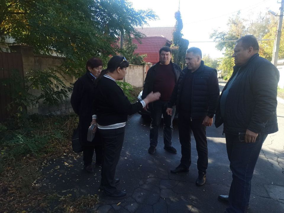 Валентин Левченко: В ответ на обращение по вопросу санитарного состояния территории, прилегающей к рынку «Маяк», провел сегодня там встречу с жителями, на которую пригласил и директора рынка Валентин Левченко: В ответ на обращение по вопросу санитарного состояния территории, прилегающей к рынку «Маяк», провел сегодня там встречу с жителями, на которую пригласил и директора рынка