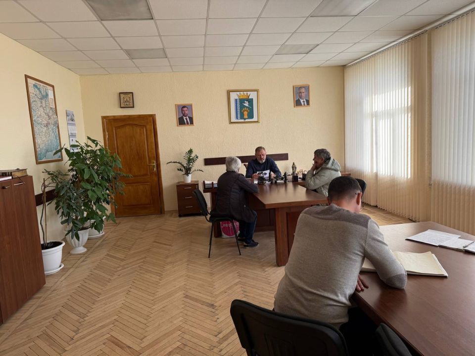 Глава Мангушского муниципального округа Борис Трима провел личный прием граждан Глава Мангушского муниципального округа Борис Трима провел личный прием граждан