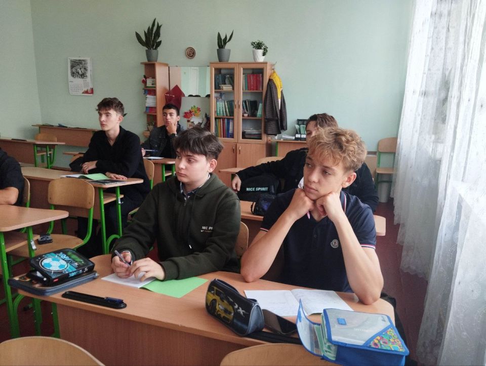 Он гением блистал в любом бою: для выпускников школы №3 проведен интегрированный урок ко Дню рубля-2025 Он гением блистал в любом бою: для выпускников школы №3 проведен интегрированный урок ко Дню рубля-2025