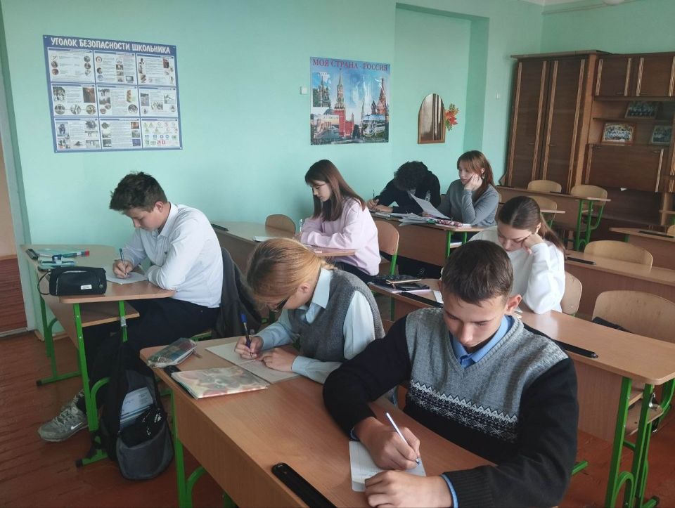 Он гением блистал в любом бою: для выпускников школы №3 проведен интегрированный урок ко Дню рубля-2025 Он гением блистал в любом бою: для выпускников школы №3 проведен интегрированный урок ко Дню рубля-2025