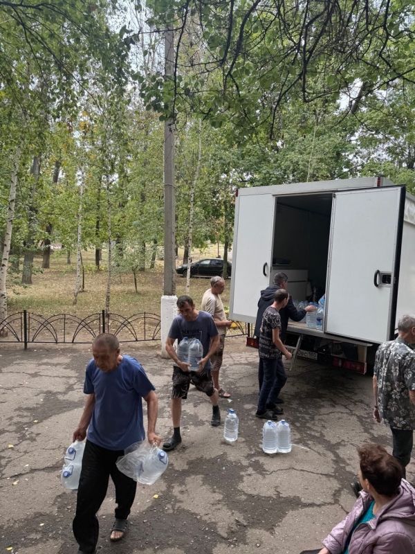 Роман Конев: 7 октября 2025 года депутаты Горловского городского совета от фракции «Единая Россия» – София Потапова, Павел Калфакчиян, Инает Розводова, Алексей Костин развезли воду и посетили места подвоза воды Роман Конев: 7 октября 2025 года депутаты Горловского городского совета от фракции «Единая Россия» – София Потапова, Павел Калфакчиян, Инает Розводова, Алексей Костин развезли воду и посетили места подвоза воды