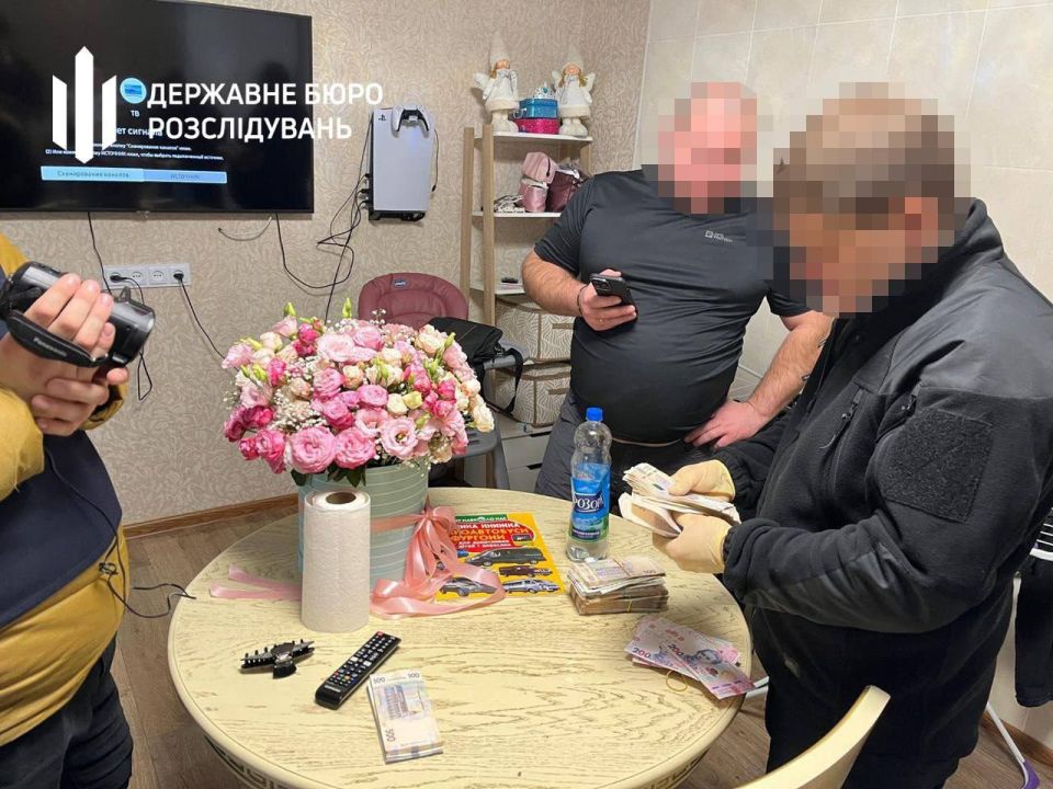 На Донбассе украинский офицер заставлял подчиненных военных продавать шаурму вместо службы, сообщает ГБР На Донбассе украинский офицер заставлял подчиненных военных продавать шаурму вместо службы, сообщает ГБР