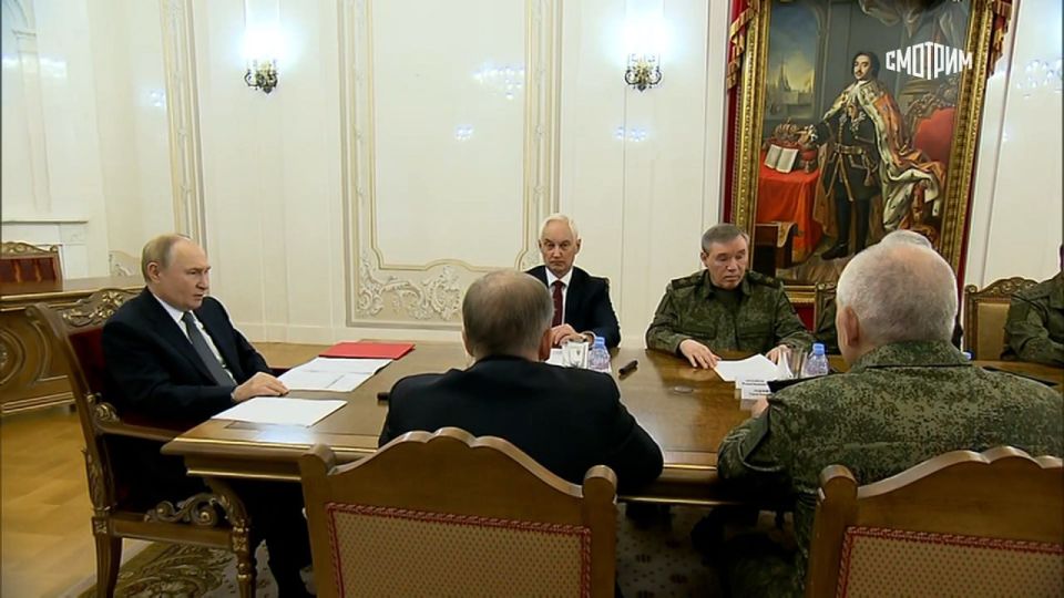 Владимир Путин в свой день рождения провел совещание с руководством Минобороны и Генштаба в Санкт-Петербурге Владимир Путин в свой день рождения провел совещание с руководством Минобороны и Генштаба в Санкт-Петербурге