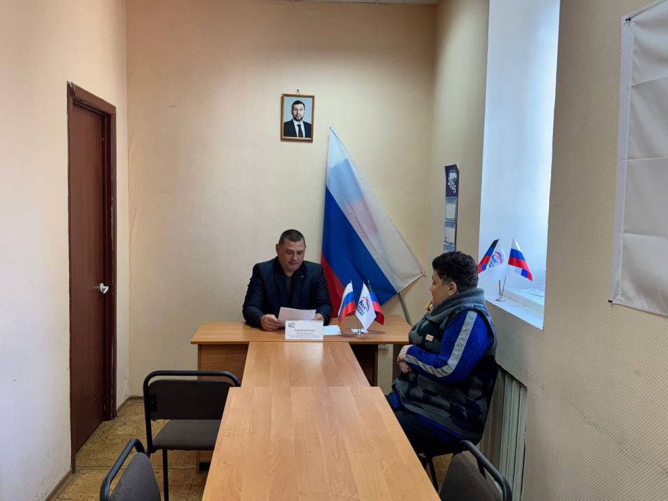 7 октября в Червоногвардейском районе прошла встреча депутата Макеевского городского совета ДНР первого созыва Сергея Щетинина с жителями жилого массива Комсомольский во дворе дома № 17а по улице Антропова 7 октября в Червоногвардейском районе прошла встреча депутата Макеевского городского совета ДНР первого созыва Сергея Щетинина с жителями жилого массива Комсомольский во дворе дома № 17а по улице Антропова