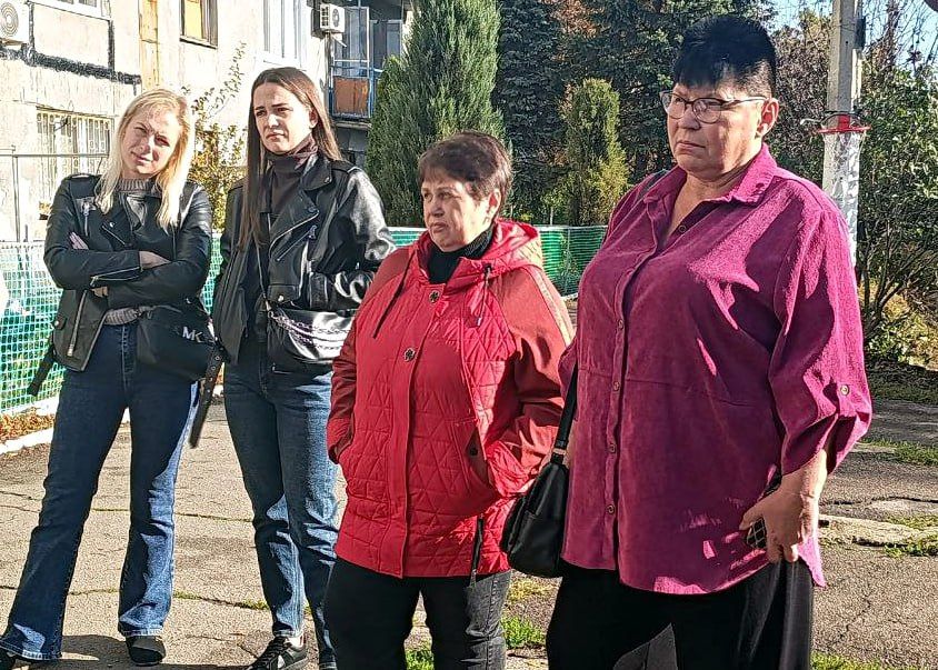 Руководитель управы Куйбышевского района Иван Адамец и депутат Донецкого городского совета Сергей Остапенко провели встречу с жителями дома №1 по улице Заварзина Руководитель управы Куйбышевского района Иван Адамец и депутат Донецкого городского совета Сергей Остапенко провели встречу с жителями дома №1 по улице Заварзина