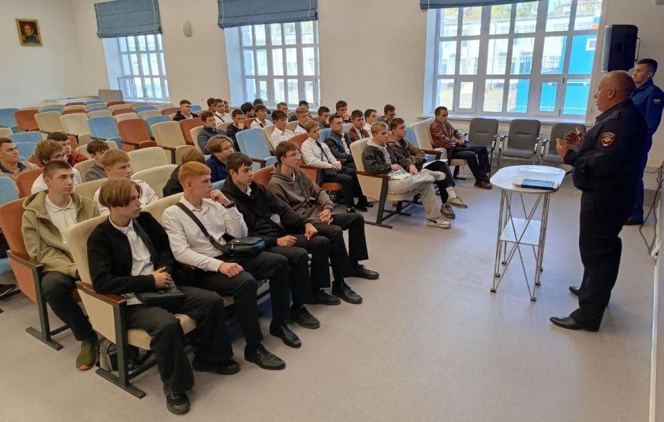 Сотрудники транспортной полиции Мариуполя провели профилактические беседы со студентами Сотрудники транспортной полиции Мариуполя провели профилактические беседы со студентами
