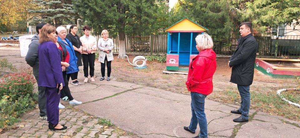 Сегодня, 06 октября, первый заместитель руководителя Управы Центрально-Городского внутригородского района Инна Кисенко и депутат Народного Совета ДНР Василий Перцев провели встречу с жителями: г. Макеевка, ул. Воровского... Сегодня, 06 октября, первый заместитель руководителя Управы Центрально-Городского внутригородского района Инна Кисенко и депутат Народного Совета ДНР Василий Перцев провели встречу с жителями: г. Макеевка, ул. Воровского...
