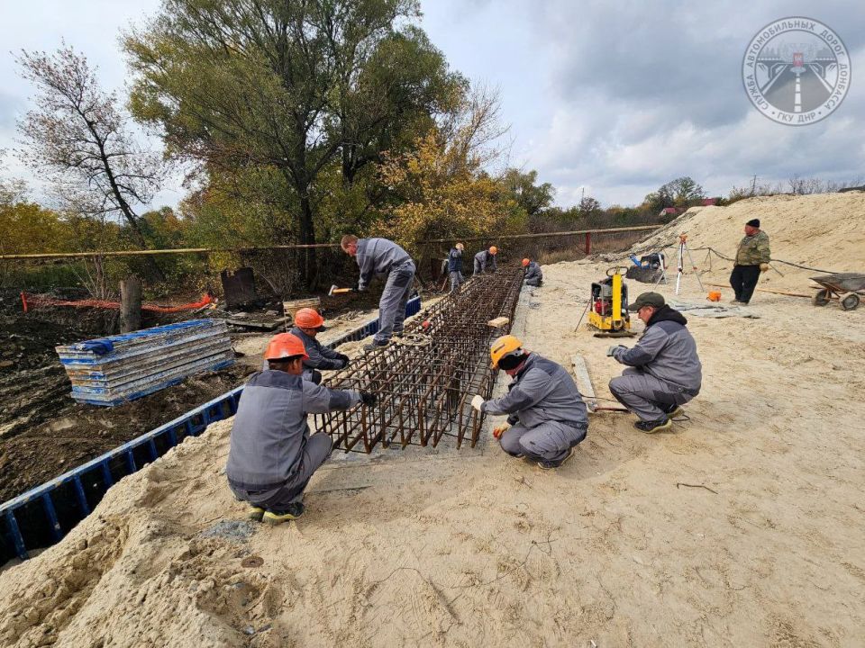 Рассказываем, как проходит капитальный ремонт моста через реку Скелевая на участке автодороги Светлодарское - Мироновка - /на Попасную/ Рассказываем, как проходит капитальный ремонт моста через реку Скелевая на участке автодороги Светлодарское - Мироновка - /на Попасную/