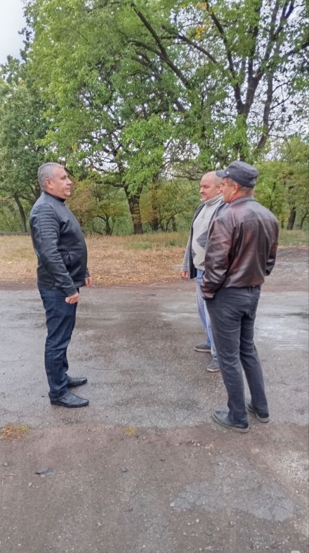 ВСТРЕЧИ С ЖИТЕЛЯМИ. 7 октября 2025 года депутаты Ясиноватского муниципального совета Донецкой Народной Республики от фракции «Единая Россия» Наталья Филиппова, Николай Коляденко, Елена Асаул, Елена Исаенко и Микаэль... ВСТРЕЧИ С ЖИТЕЛЯМИ. 7 октября 2025 года депутаты Ясиноватского муниципального совета Донецкой Народной Республики от фракции «Единая Россия» Наталья Филиппова, Николай Коляденко, Елена Асаул, Елена Исаенко и Микаэль...