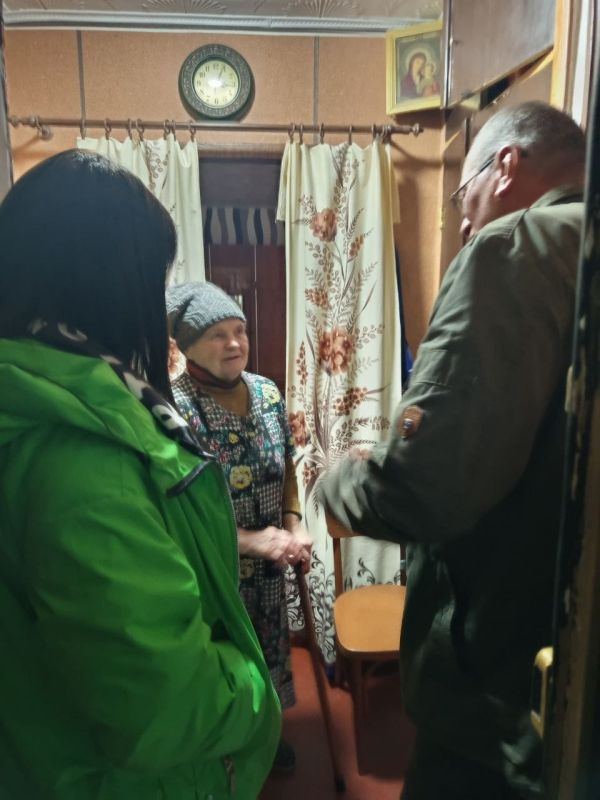 1000 ДОБРЫХ ДЕЛ. В рамках акции "1000 ДОБРЫХ ДЕЛ" председатель Дебальцевского городского совета Сергей Шульженко и заместитель председателя Дебальцевского городского совета Анастасия Костина передали продуктовые наборы... 1000 ДОБРЫХ ДЕЛ. В рамках акции "1000 ДОБРЫХ ДЕЛ" председатель Дебальцевского городского совета Сергей Шульженко и заместитель председателя Дебальцевского городского совета Анастасия Костина передали продуктовые наборы...