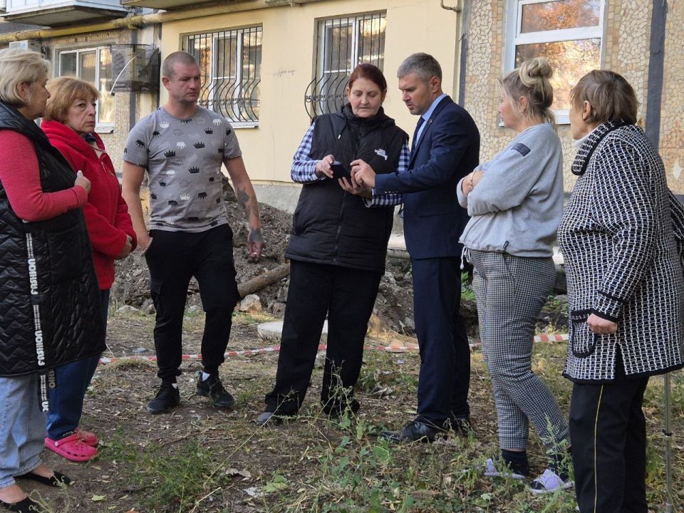 Председатель #Комитет_по_вопросам_агропромышленного_комплекса_земельных_отношений Юрий Леонов (фракция «Единая Россия) по поручению Главы ДНР Дениса Пушилина провел сход граждан с жителями улицы Багратиона в Буденновском... Председатель #Комитет_по_вопросам_агропромышленного_комплекса_земельных_отношений Юрий Леонов (фракция «Единая Россия) по поручению Главы ДНР Дениса Пушилина провел сход граждан с жителями улицы Багратиона в Буденновском...