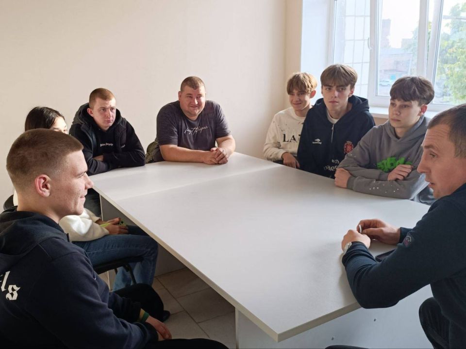 В городском округе Иловайск лидер общественного мнения, депутат Иловайского городского совета Жеглов Артем Александрович провел встречу с активистами МО МГЕР В городском округе Иловайск лидер общественного мнения, депутат Иловайского городского совета Жеглов Артем Александрович провел встречу с активистами МО МГЕР