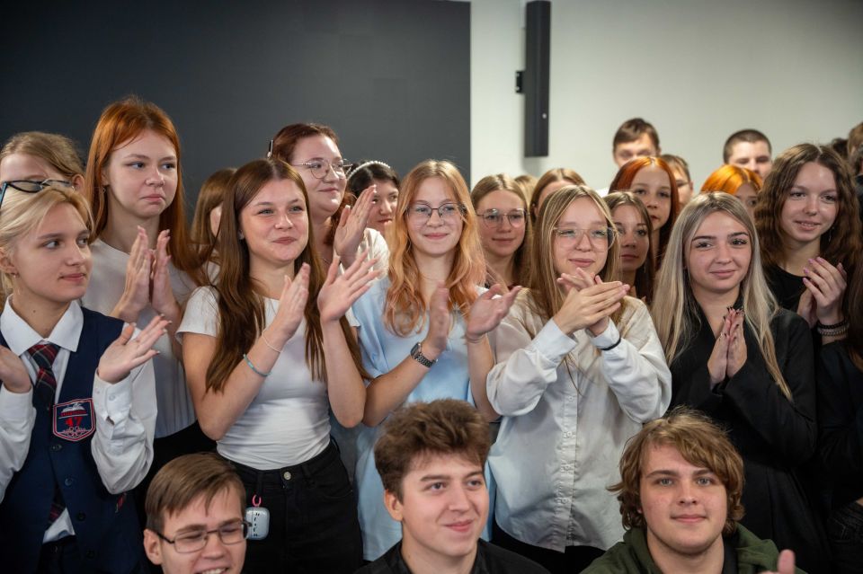 Нам есть чем гордиться!. Всероссийская профориентационная неделю «Нам есть чем гордиться» объединяет тех, кто уже сделал свой профессиональный выбор, и тех, кто только ищет свое призвание Нам есть чем гордиться!. Всероссийская профориентационная неделю «Нам есть чем гордиться» объединяет тех, кто уже сделал свой профессиональный выбор, и тех, кто только ищет свое призвание
