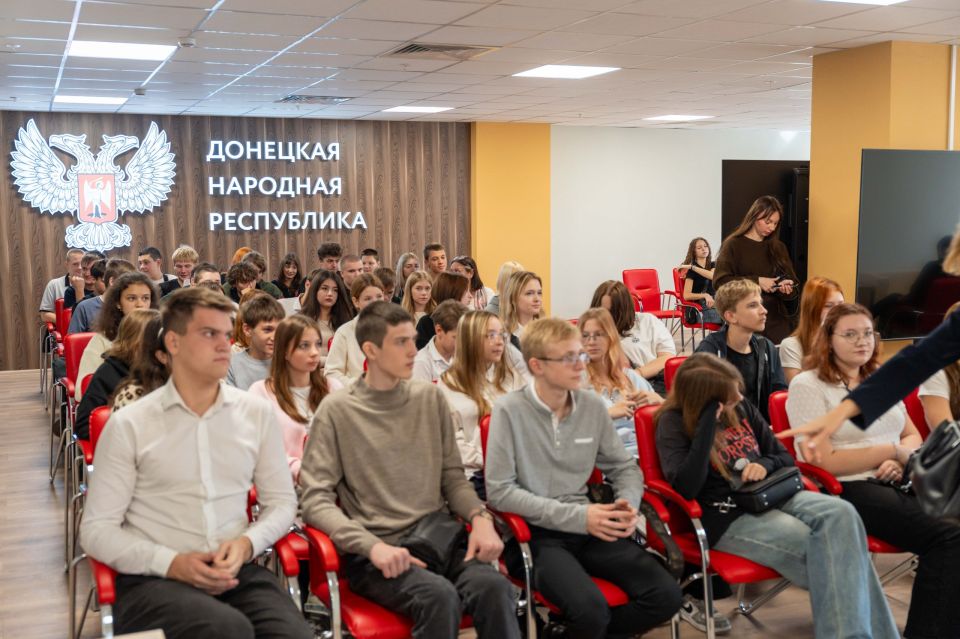 Нам есть чем гордиться!. Всероссийская профориентационная неделю «Нам есть чем гордиться» объединяет тех, кто уже сделал свой профессиональный выбор, и тех, кто только ищет свое призвание Нам есть чем гордиться!. Всероссийская профориентационная неделю «Нам есть чем гордиться» объединяет тех, кто уже сделал свой профессиональный выбор, и тех, кто только ищет свое призвание