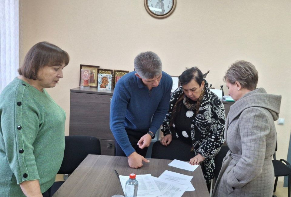 ВСТРЕЧИ С ЖИТЕЛЯМИ. 7 октября 2025 года депутаты Ясиноватского муниципального совета Донецкой Народной Республики от фракции «Единая Россия» Наталья Филиппова, Николай Коляденко, Елена Асаул, Елена Исаенко и Микаэль... ВСТРЕЧИ С ЖИТЕЛЯМИ. 7 октября 2025 года депутаты Ясиноватского муниципального совета Донецкой Народной Республики от фракции «Единая Россия» Наталья Филиппова, Николай Коляденко, Елена Асаул, Елена Исаенко и Микаэль...
