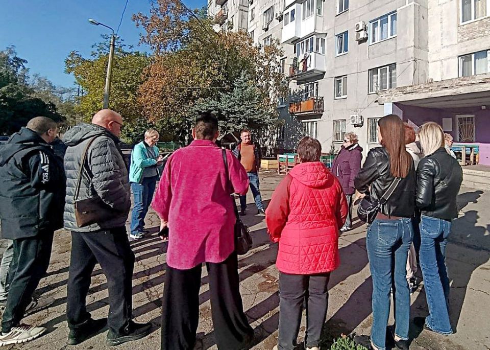 Руководитель управы Куйбышевского района Иван Адамец и депутат Донецкого городского совета Сергей Остапенко провели встречу с жителями дома №1 по улице Заварзина Руководитель управы Куйбышевского района Иван Адамец и депутат Донецкого городского совета Сергей Остапенко провели встречу с жителями дома №1 по улице Заварзина