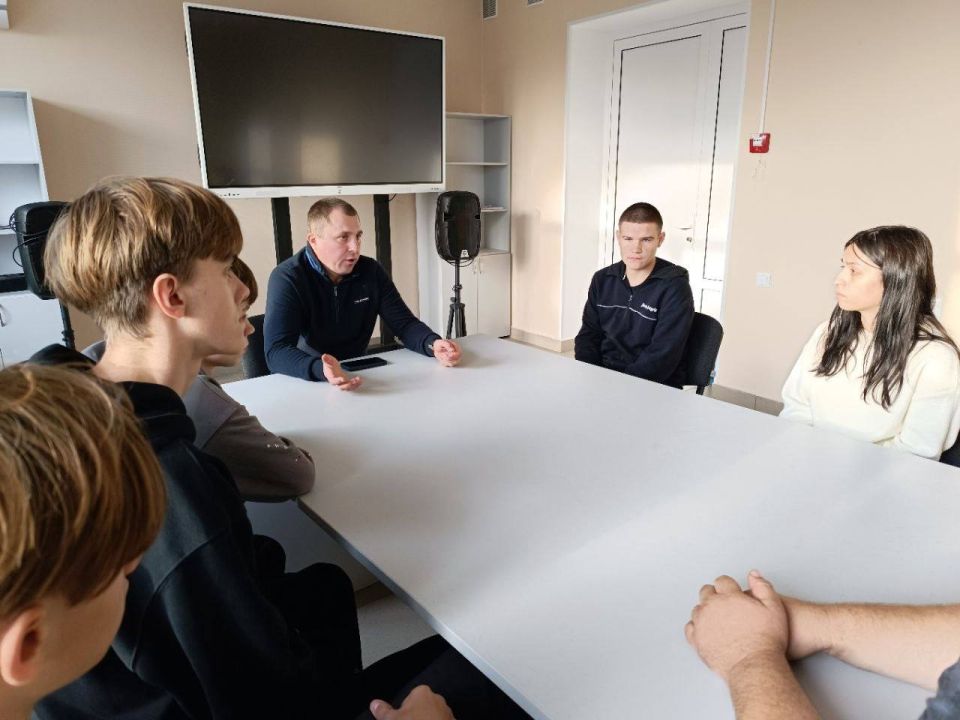 Денис Зубов: В городском округе Иловайск лидер общественного мнения, депутат Иловайского городского совета Жеглов Артем Александрович провел встречу с активистами МО МГЕР Денис Зубов: В городском округе Иловайск лидер общественного мнения, депутат Иловайского городского совета Жеглов Артем Александрович провел встречу с активистами МО МГЕР