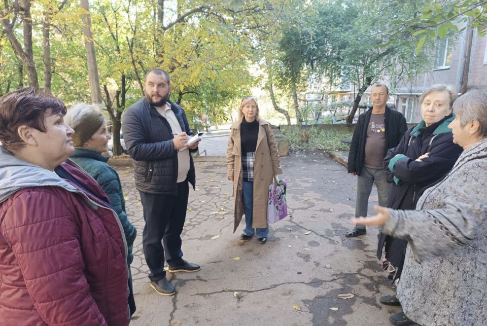 По поручению Главы ДНР Дениса Пушилина 07.10.2025 по адресу: г. Донецк, ул.Речная,50 состоялась встреча с жителями района, на которой присутствовал заместитель руководителя Управы Ленинского внутригородского района Александр... По поручению Главы ДНР Дениса Пушилина 07.10.2025 по адресу: г. Донецк, ул.Речная,50 состоялась встреча с жителями района, на которой присутствовал заместитель руководителя Управы Ленинского внутригородского района Александр...