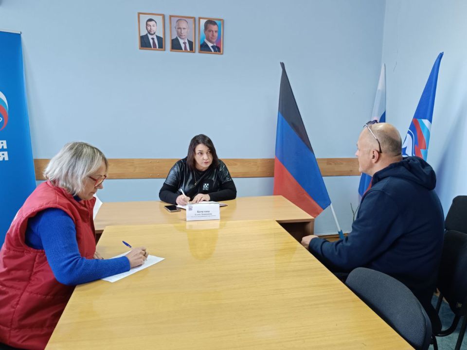 Денис Зубов: Прием граждан. Сегодня, 07 октября, в общественной приемной Всероссийской политической партии "Единая Россия" прошла встреча с жителями городского округа Иловайск Денис Зубов: Прием граждан. Сегодня, 07 октября, в общественной приемной Всероссийской политической партии "Единая Россия" прошла встреча с жителями городского округа Иловайск