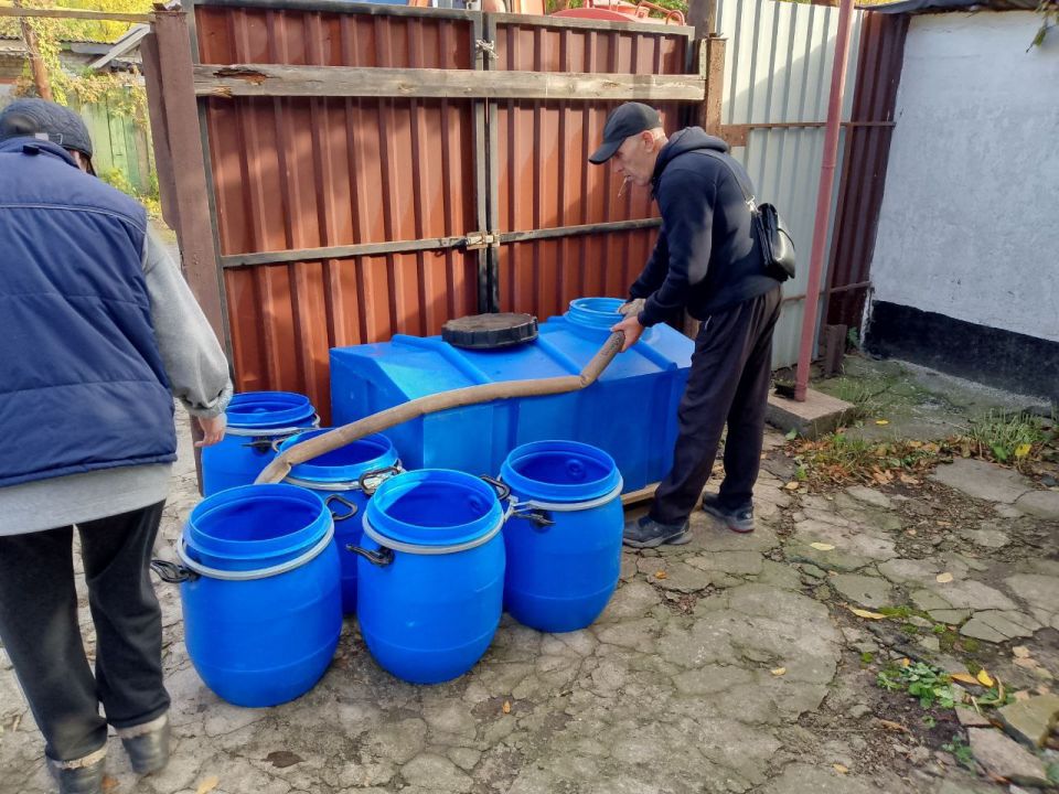 Для обеспечения водой жителей района Управой Кировского внутригородского района при поддержке региона-шефа Московская область ежедневно осуществляется подвоз воды для жителей домов, в которые в установленный графиком день не... Для обеспечения водой жителей района Управой Кировского внутригородского района при поддержке региона-шефа Московская область ежедневно осуществляется подвоз воды для жителей домов, в которые в установленный графиком день не...