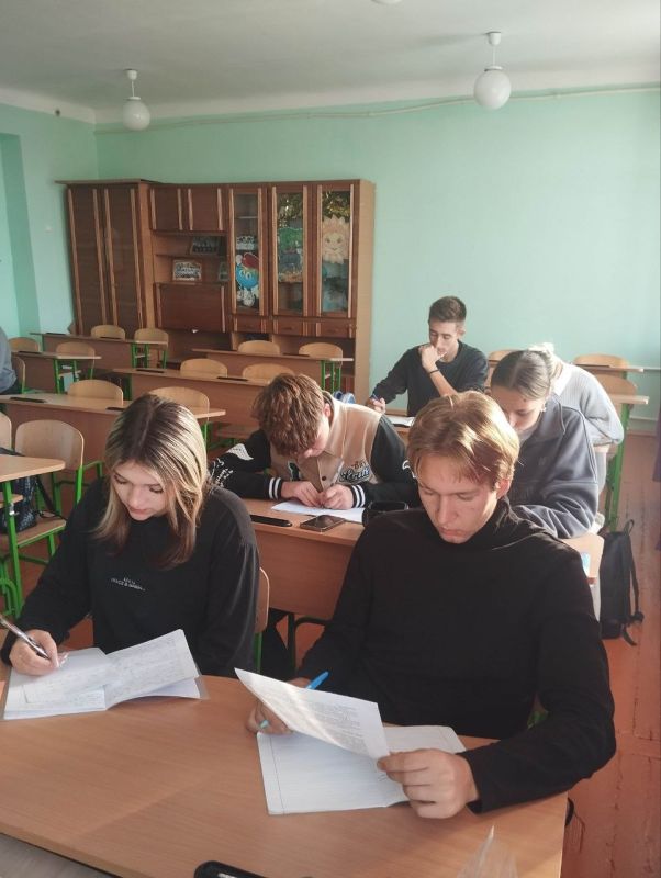 Он гением блистал в любом бою: для выпускников школы №3 проведен интегрированный урок ко Дню рубля-2025 Он гением блистал в любом бою: для выпускников школы №3 проведен интегрированный урок ко Дню рубля-2025