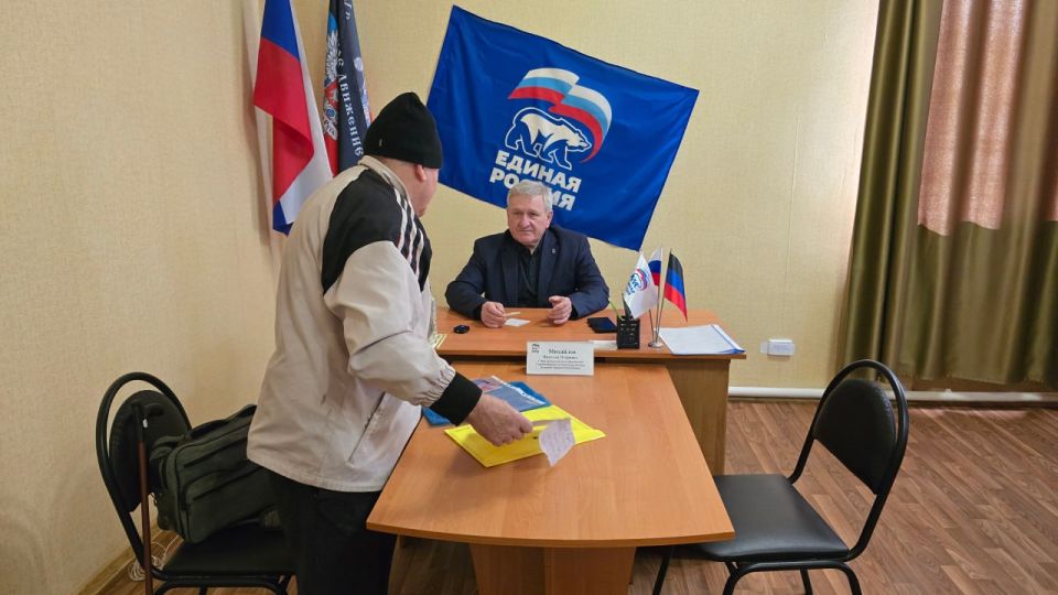 Глава муниципального образования Старобешевский муниципальный округ, секретарь местного отделения Всероссийской политической партии «ЕДИНАЯ РОССИЯ» Николай Михайлов провел личный приём граждан в общественной приёмной партии... Глава муниципального образования Старобешевский муниципальный округ, секретарь местного отделения Всероссийской политической партии «ЕДИНАЯ РОССИЯ» Николай Михайлов провел личный приём граждан в общественной приёмной партии...