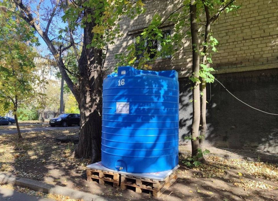 В ДНР установили 51 емкость под воду для бытовых нужд при поддержке региона-шефа Москвы, еще по одной — благодаря «Народному фронту» и местному жителю В ДНР установили 51 емкость под воду для бытовых нужд при поддержке региона-шефа Москвы, еще по одной — благодаря «Народному фронту» и местному жителю