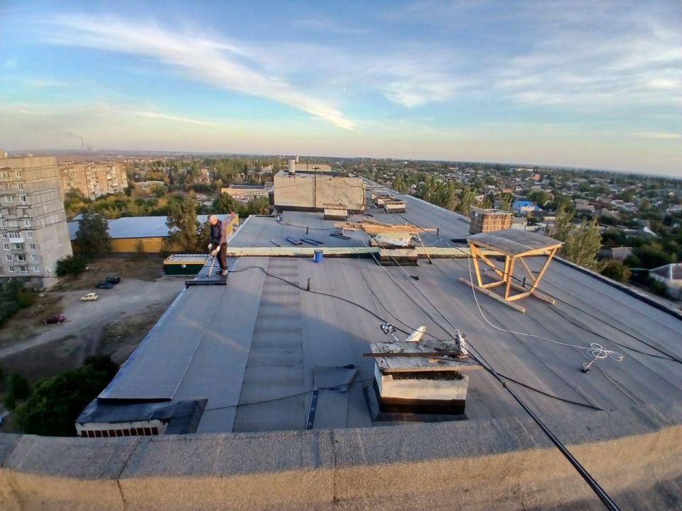 Подрядчики Нижегородской области ремонтируют крышу дома в Харцызске Подрядчики Нижегородской области ремонтируют крышу дома в Харцызске