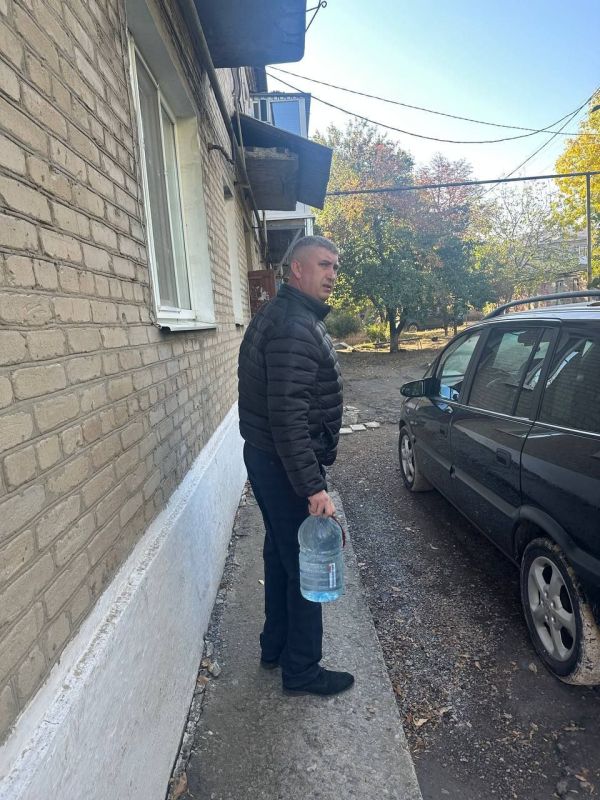 Под руководством Секретаря первичного отделения №1063 Старобешевского местного отделения Партии "ЕДИНАЯ РОССИЯ", начальника Старобешевского территориального отдела Администрации Старобешевского М.О. Артема Ляшова организован... Под руководством Секретаря первичного отделения №1063 Старобешевского местного отделения Партии "ЕДИНАЯ РОССИЯ", начальника Старобешевского территориального отдела Администрации Старобешевского М.О. Артема Ляшова организован...