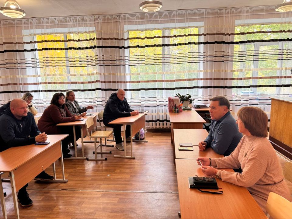 Сегодня первый заместитель главы администрации городского округа Донецк Виктор Моисеенков провел рабочую встречу с педагогическим коллективом школы №125 Сегодня первый заместитель главы администрации городского округа Донецк Виктор Моисеенков провел рабочую встречу с педагогическим коллективом школы №125