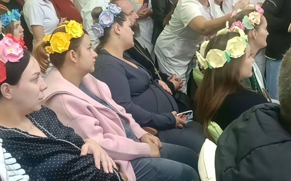 В День беременных секретарь Макеевского местного отделения всероссийской политической партии «Единая Россия», глава муниципального образования городского округа Макеевка Владислав Ключаров посетил городской родильный дом В День беременных секретарь Макеевского местного отделения всероссийской политической партии «Единая Россия», глава муниципального образования городского округа Макеевка Владислав Ключаров посетил городской родильный дом