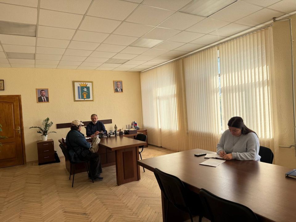 Глава Мангушского муниципального округа Борис Трима провел личный прием граждан Глава Мангушского муниципального округа Борис Трима провел личный прием граждан
