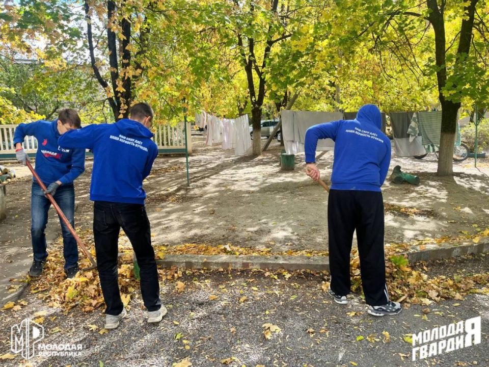 Наш подарок Президенту: Чистые дворы от "Молодой Гвардии" в Докучаевске Наш подарок Президенту: Чистые дворы от "Молодой Гвардии" в Докучаевске
