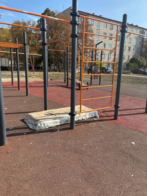 Александр Качанов: На спортивной площадке произошло неприятное событие.Группа подростков решила проявить свою “творческую” активность, оставив неприятные следы своего пребывания Александр Качанов: На спортивной площадке произошло неприятное событие.Группа подростков решила проявить свою “творческую” активность, оставив неприятные следы своего пребывания