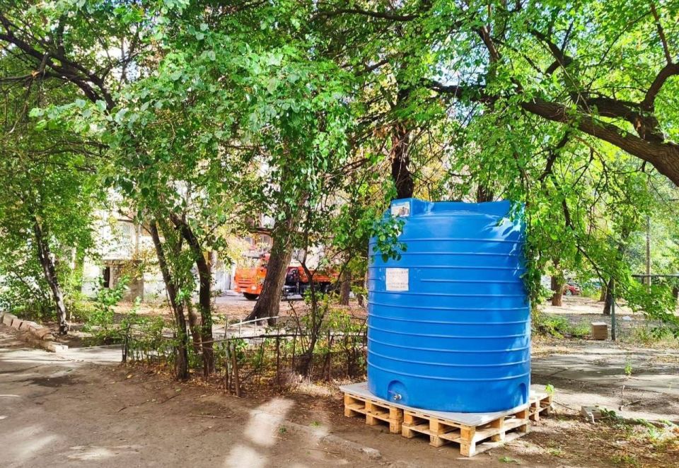 В ДНР установили 51 емкость под воду для бытовых нужд при поддержке региона-шефа Москвы, еще по одной — благодаря «Народному фронту» и местному жителю В ДНР установили 51 емкость под воду для бытовых нужд при поддержке региона-шефа Москвы, еще по одной — благодаря «Народному фронту» и местному жителю