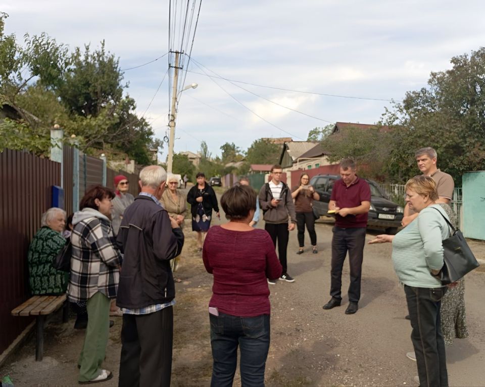 Сотрудники предприятия «Вода Донбасса» по поручению Главы ДНР Дениса Пушилина продолжают активное взаимодействие с населением Сотрудники предприятия «Вода Донбасса» по поручению Главы ДНР Дениса Пушилина продолжают активное взаимодействие с населением