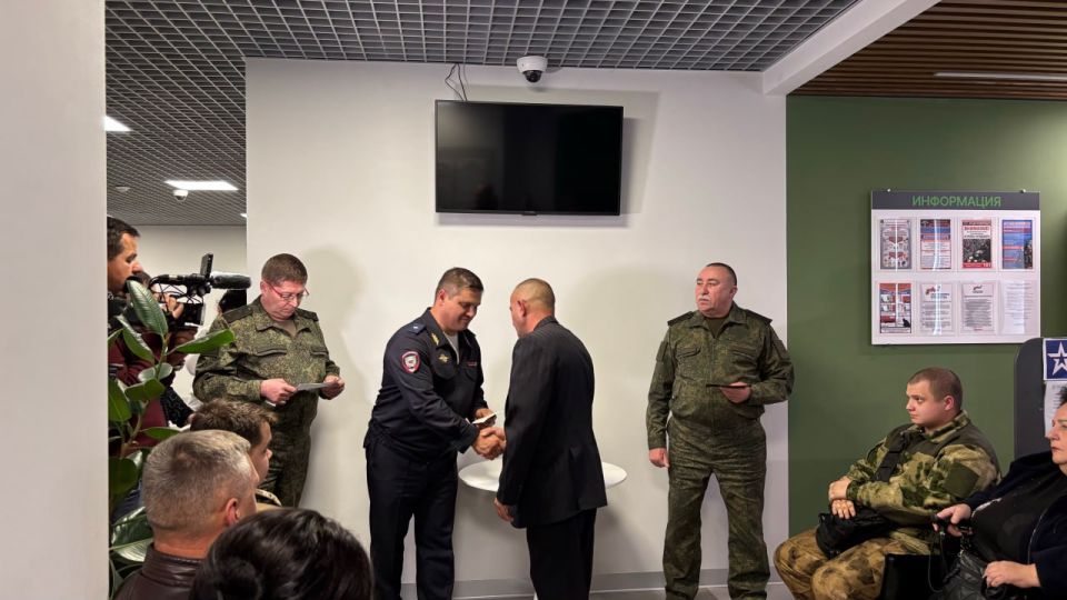 В донецком филиале фонда «Защитники Отечества» вручили еще 58 удостоверений ветеранам ОБТФ «Каскад» В донецком филиале фонда «Защитники Отечества» вручили еще 58 удостоверений ветеранам ОБТФ «Каскад»