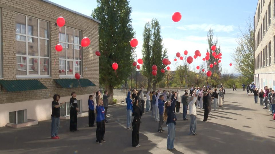 Торез отметил День рождения Президента Владимира Путина патриотическим флешмобом Торез отметил День рождения Президента Владимира Путина патриотическим флешмобом