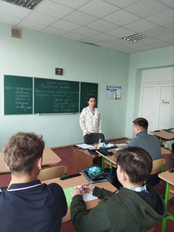 Он гением блистал в любом бою: для выпускников школы №3 проведен интегрированный урок ко Дню рубля-2025 Он гением блистал в любом бою: для выпускников школы №3 проведен интегрированный урок ко Дню рубля-2025