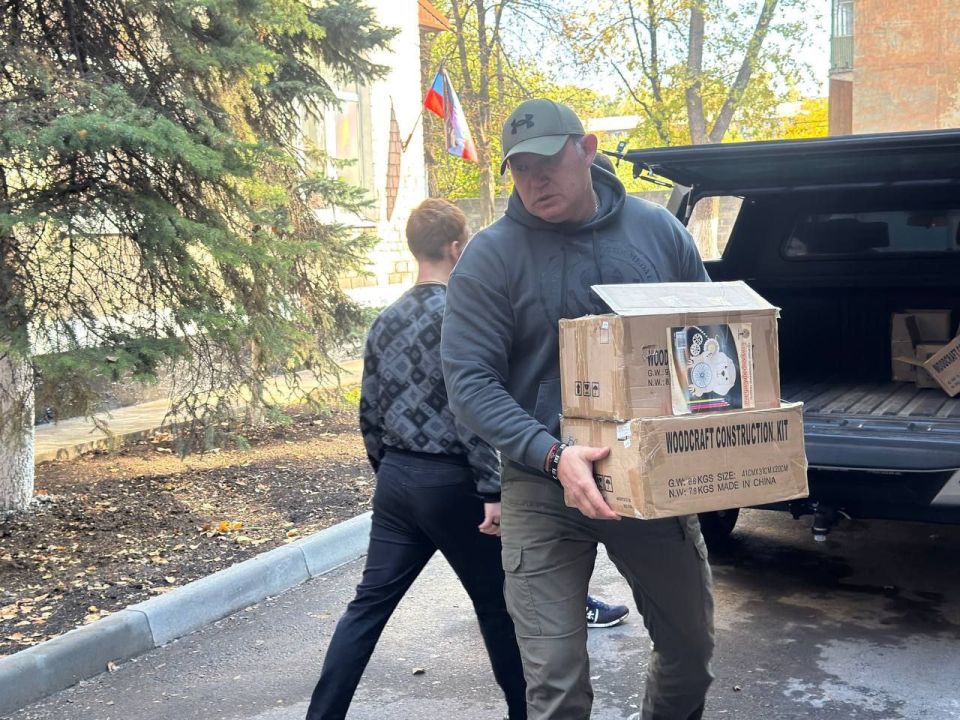 Депутаты Денис Островский и Евгений Белашев посетили «Социально-реабилитационный центр для несовершеннолетних города Шахтерска» Депутаты Денис Островский и Евгений Белашев посетили «Социально-реабилитационный центр для несовершеннолетних города Шахтерска»