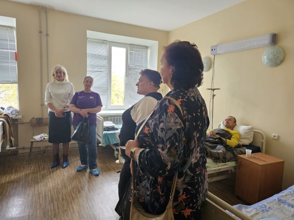 Сегодня вместе с женским активом школы #1 города Ясиноватая и гостями из города Челябинск проведали раненых военнослужащих в больнице Сегодня вместе с женским активом школы #1 города Ясиноватая и гостями из города Челябинск проведали раненых военнослужащих в больнице