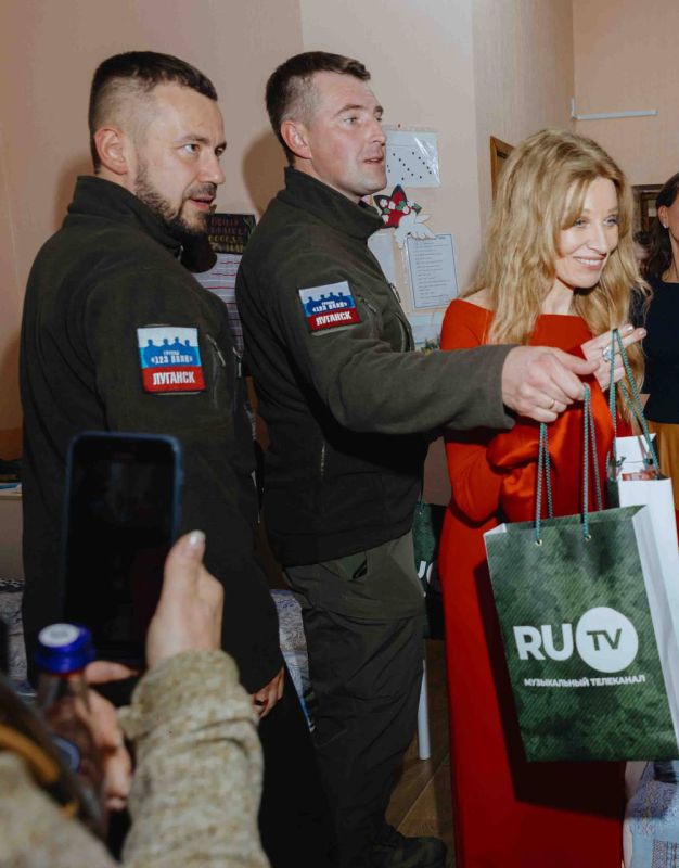 Артисты RU. TV поддержали раненых бойцов в госпиталях ДНР Артисты RU. TV поддержали раненых бойцов в госпиталях ДНР