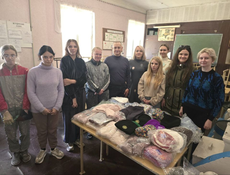 Председатель #Комитет_по_поддержке_участников_СВО Дмитрий Огилец (фракция «Единая Россия») доставил питьевую воду детям-сиротам из Донецкого строительного техникума Председатель #Комитет_по_поддержке_участников_СВО Дмитрий Огилец (фракция «Единая Россия») доставил питьевую воду детям-сиротам из Донецкого строительного техникума