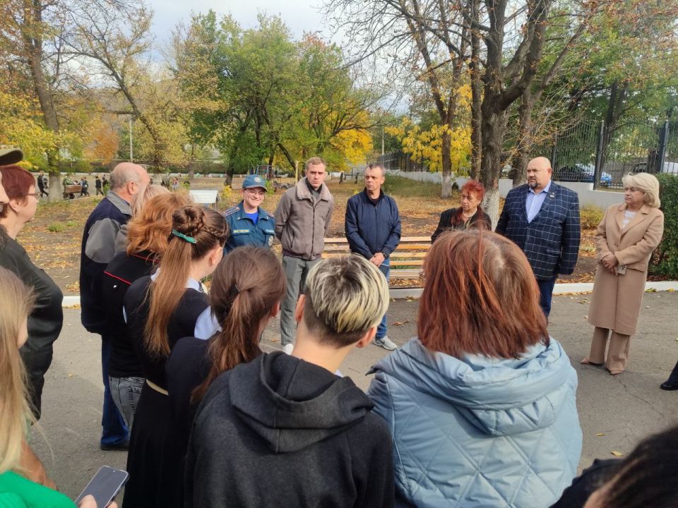 Сегодня, 8 октября, по поручению Главы ДНР Дениса Пушилина, Руководитель Управы Калининского внутригородского района Администрации городского округа Донецк Елена Синецкая провела встречу с трудовым коллективом РБОУ "Школа №... Сегодня, 8 октября, по поручению Главы ДНР Дениса Пушилина, Руководитель Управы Калининского внутригородского района Администрации городского округа Донецк Елена Синецкая провела встречу с трудовым коллективом РБОУ "Школа №...