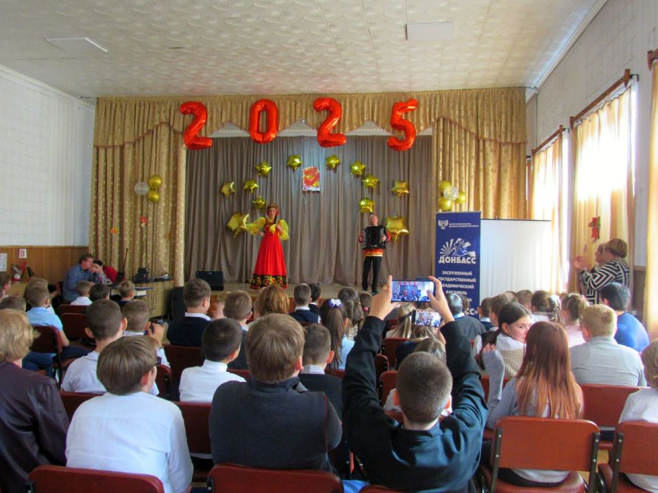 Ансамбль «Донбасс» продолжает реализацию проекта «Культура для школьников» Ансамбль «Донбасс» продолжает реализацию проекта «Культура для школьников»