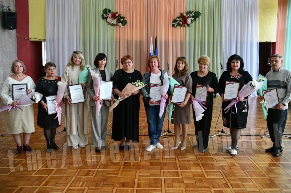 Сегодня во Дворце детского юношеского творчества города Донецка поздравили работников дополнительного образования с профессиональным праздником Сегодня во Дворце детского юношеского творчества города Донецка поздравили работников дополнительного образования с профессиональным праздником