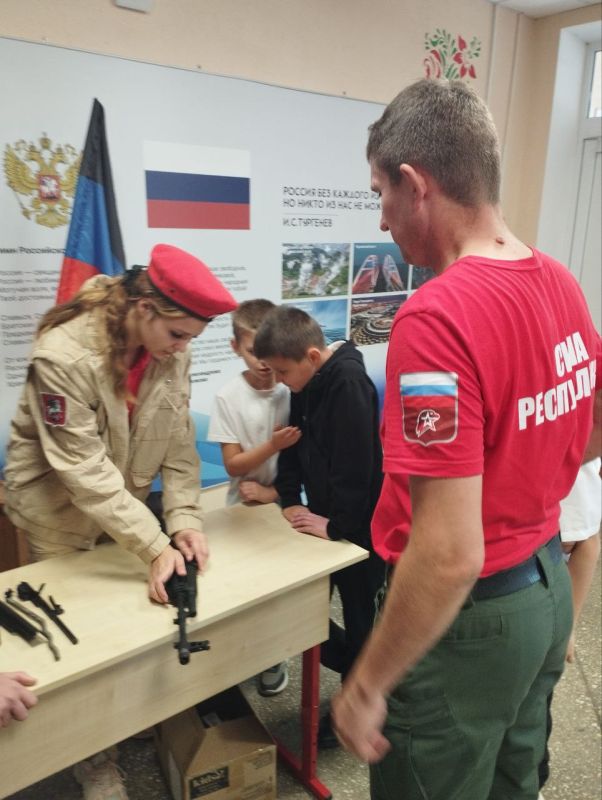 В преддверии важной даты – дня рождения Президента Российской Федерации Владимира Владимировича Путина – юнармейцы Привольненской школы Волновахского муниципального округа продемонстрировали свою гражданскую позицию и... В преддверии важной даты – дня рождения Президента Российской Федерации Владимира Владимировича Путина – юнармейцы Привольненской школы Волновахского муниципального округа продемонстрировали свою гражданскую позицию и...